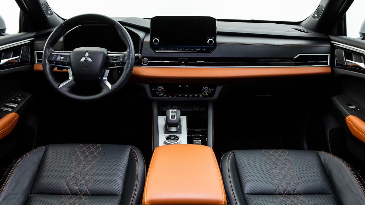 Mitsubishi Outlander interior