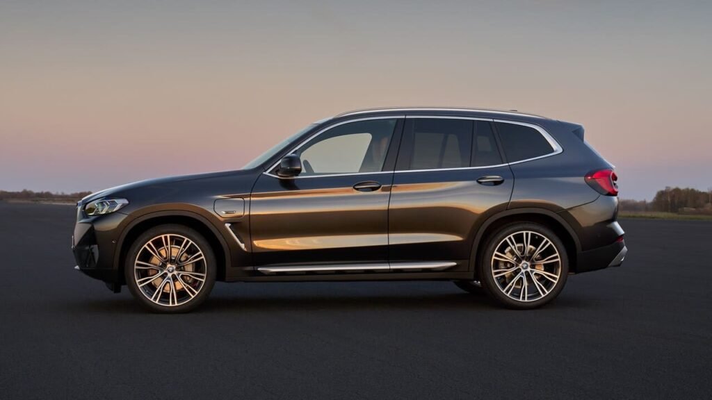 2024 BMW X3 side